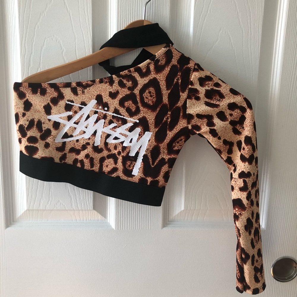 Cut Out Neck Leopard Crop Top